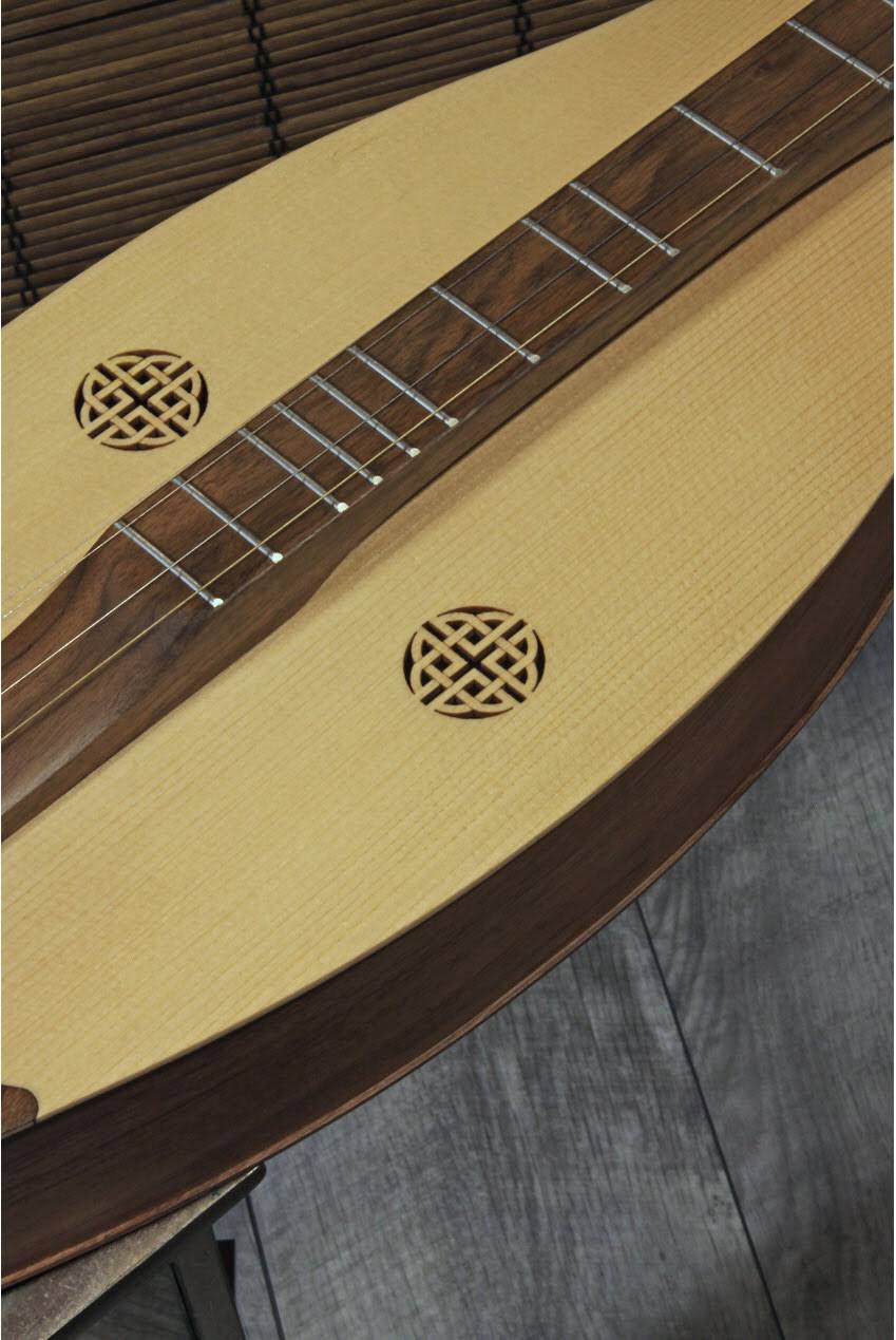 Roosebeck Grace Mountain Dulcimer 4-String Vaulted Spruce Knotwork - Walnut