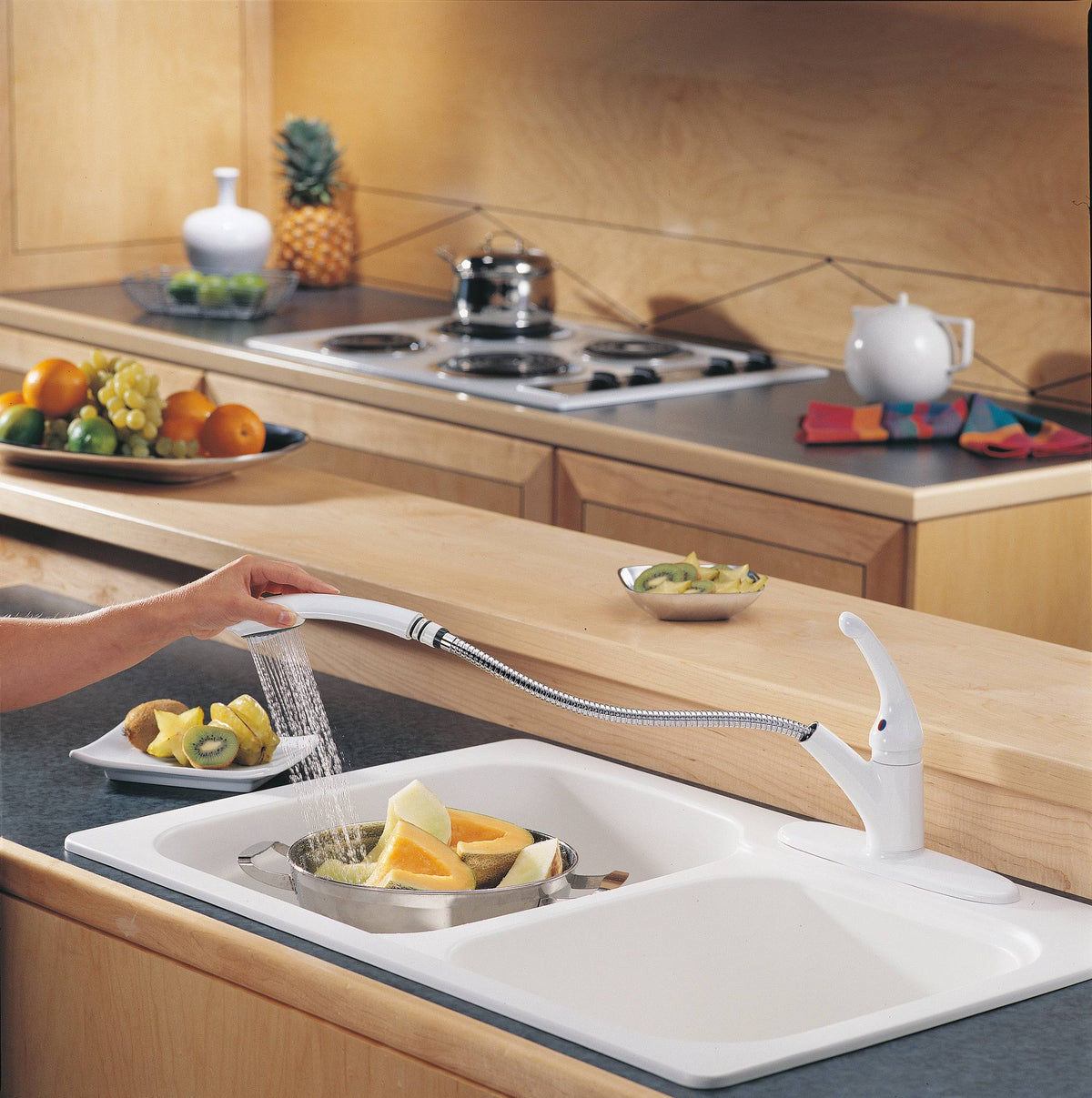 Delta 470-WH-DST Signature Single Handle Pull-Out Kitchen Faucet White