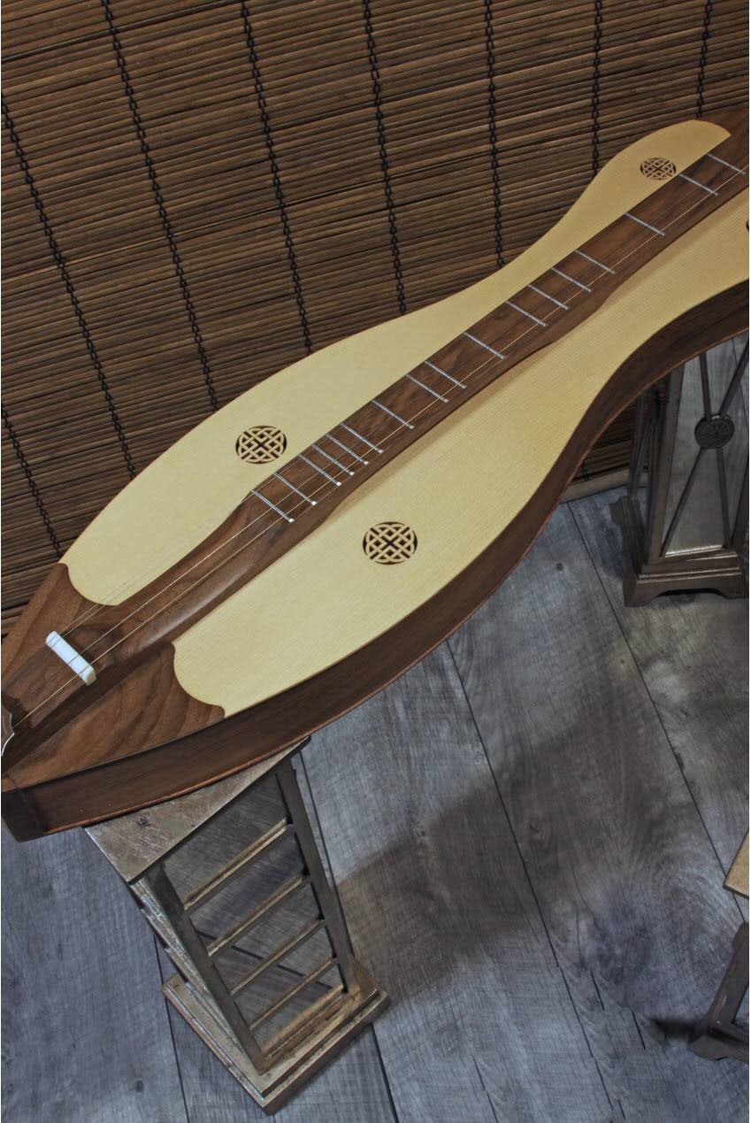 Roosebeck Grace Mountain Dulcimer 4-String Vaulted Spruce Knotwork - Walnut
